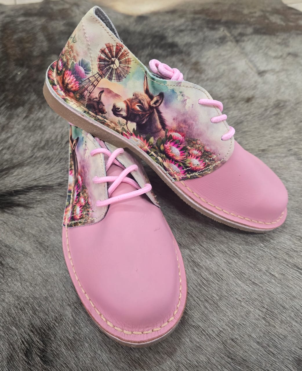 Handmade pink leather vellies with protea and farm print — Light Pink