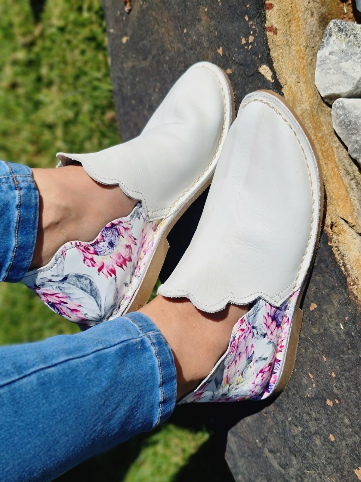 Aletta genuine leather vellies with scalloped design and protea print lining — White with Pink & Purple Protea